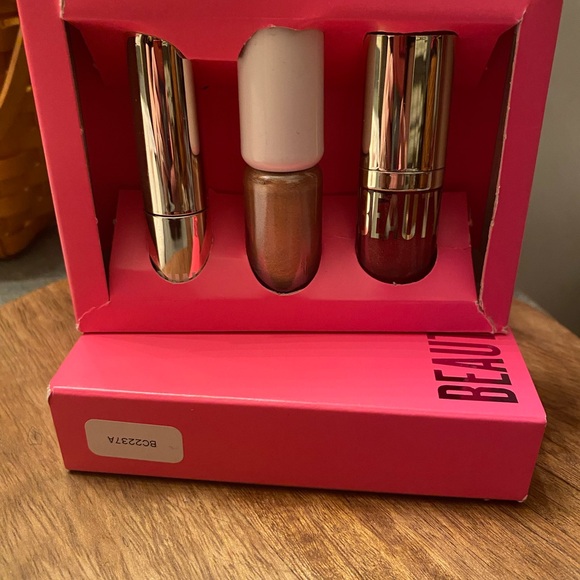 Beautycounter Going Places Makeup Kit - Picture 8 of 8